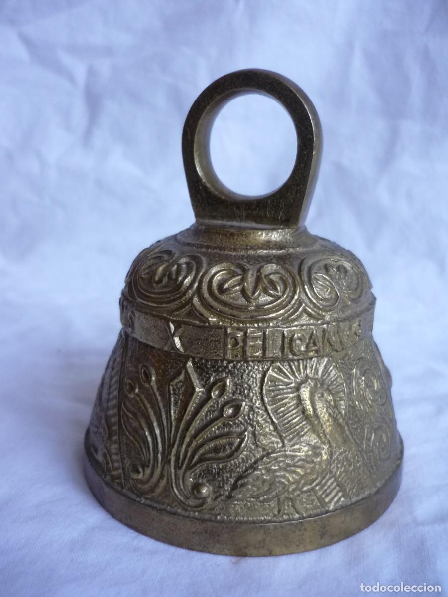 Antig&uuml;edades: Campana de bronce inglesa relieves de animales - Foto 5