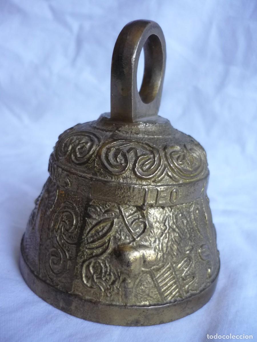 Antig&uuml;edades: Campana de bronce inglesa relieves de animales - Foto 8