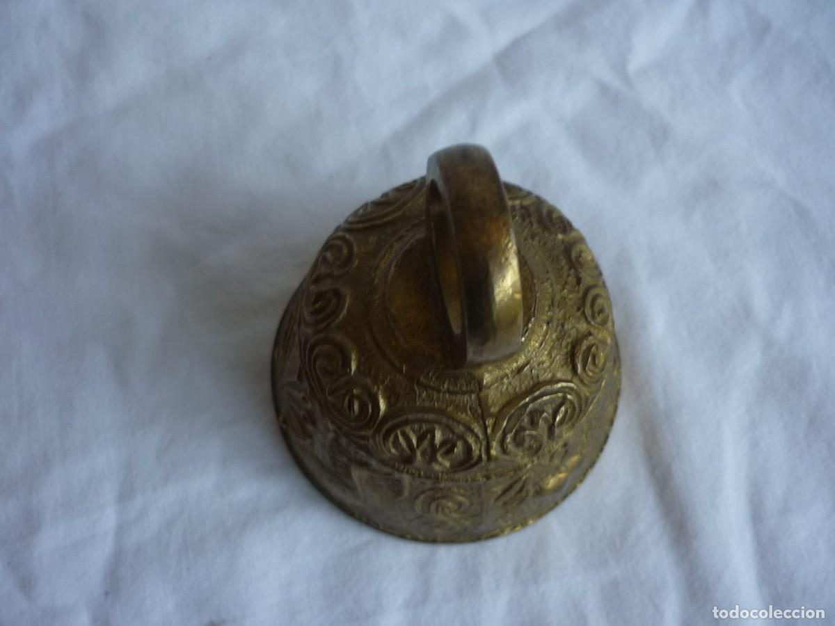 Antig&uuml;edades: Campana de bronce inglesa relieves de animales - Foto 9