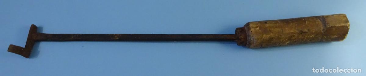 Antig&uuml;edades: HERRAMIENTA A IDENTIFICAR CON MANGO DE MADERA. LONGITUD 42 CM - Foto 2