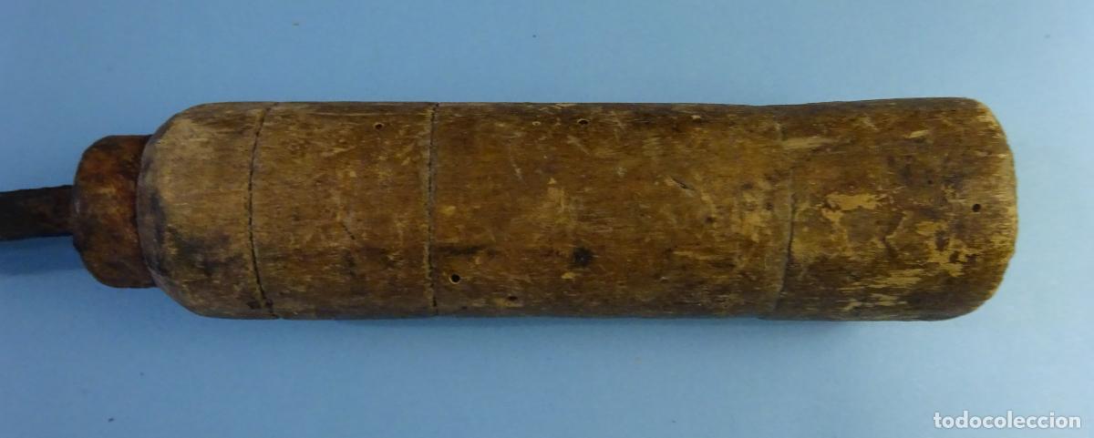 Antig&uuml;edades: HERRAMIENTA A IDENTIFICAR CON MANGO DE MADERA. LONGITUD 42 CM - Foto 4