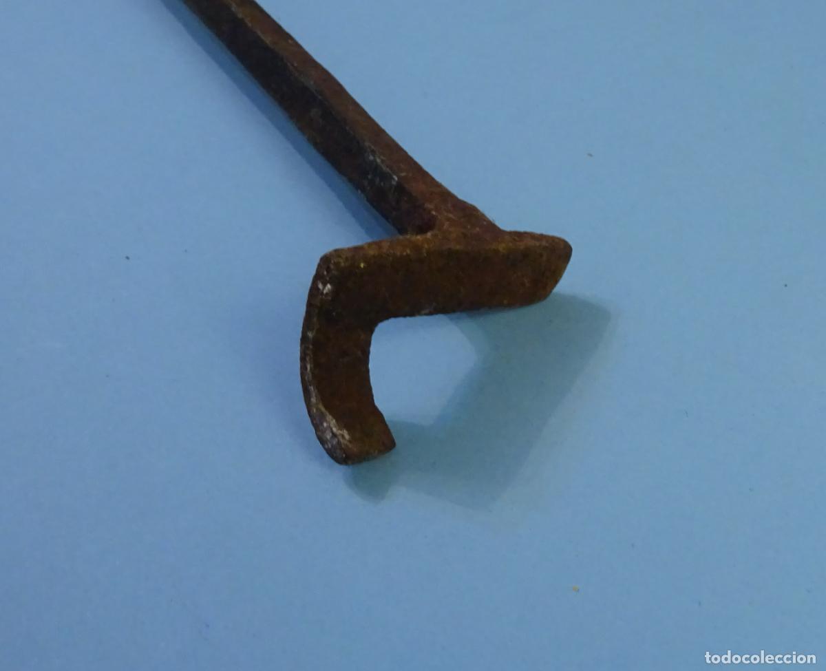 Antig&uuml;edades: HERRAMIENTA A IDENTIFICAR CON MANGO DE MADERA. LONGITUD 42 CM - Foto 1
