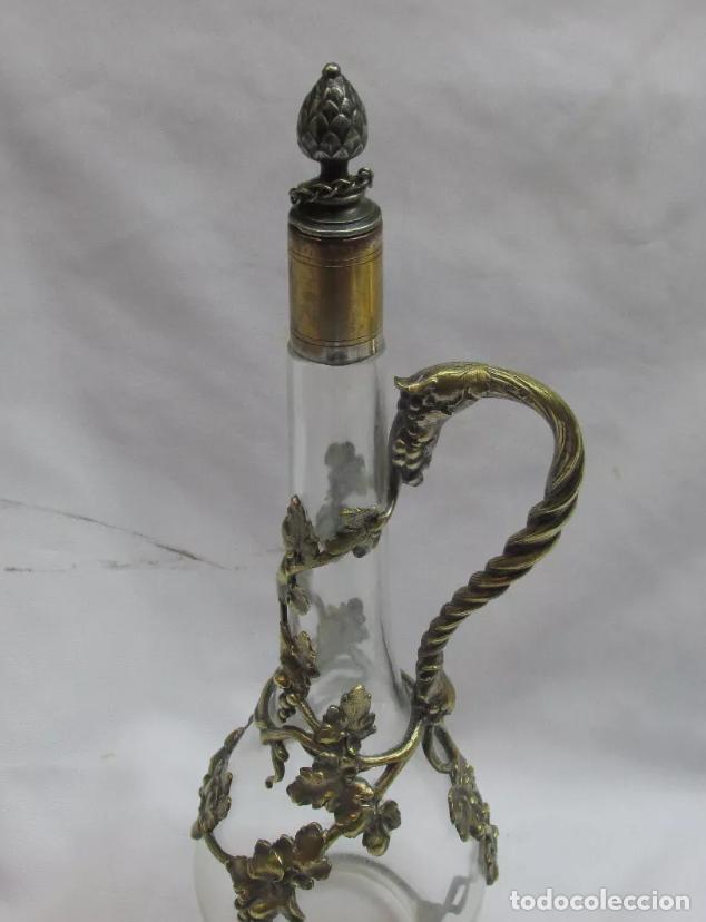 Antig&uuml;edades: Una elegante jarra de claret Art Nouveau Decanters de vidrio cortado con un cardo grabado