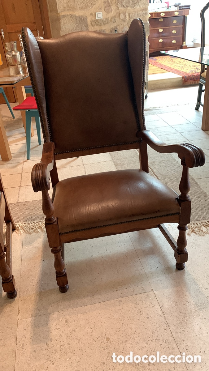 Antig&uuml;edades: 2 butacas orejeras madera y cuero - Foto 2