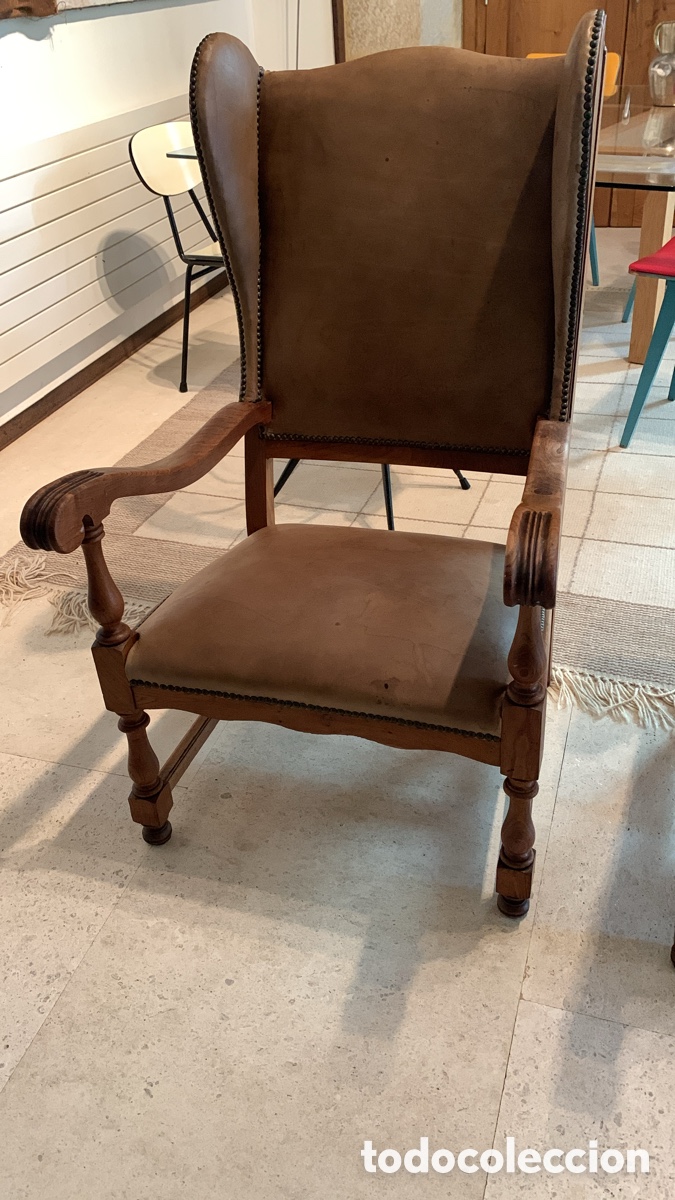 Antig&uuml;edades: 2 butacas orejeras madera y cuero - Foto 1