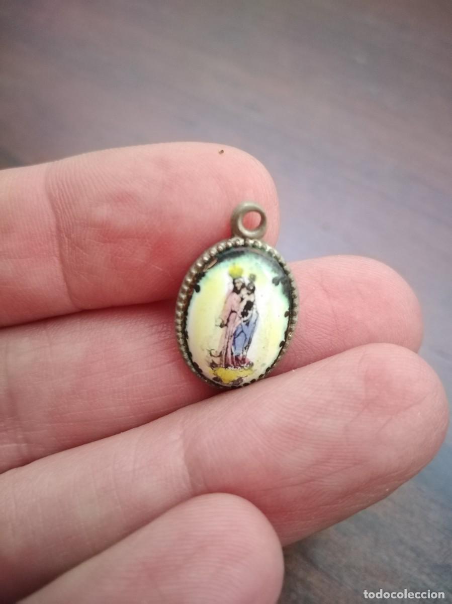 Antig&uuml;edades: Medalla con esmalte de la Virgen con el ni&ntilde;o. - Foto 2