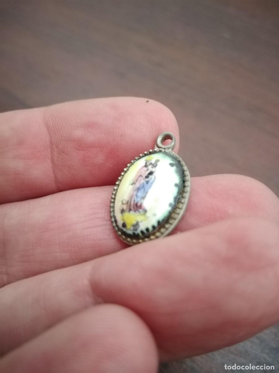 Antig&uuml;edades: Medalla con esmalte de la Virgen con el ni&ntilde;o. - Foto 3