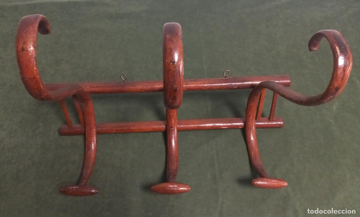 Antig&uuml;edades: Antiguo perchero tipo thonet de tres brazos - Foto 2