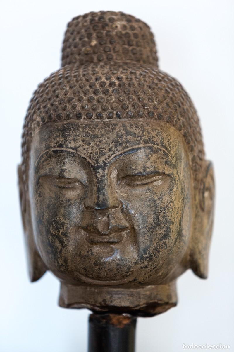 Antig&uuml;edades: Cabeza de Buda tallada en piedra antigua