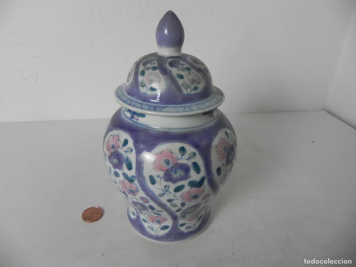 Antig&uuml;edades: TARRO/URNA DE PORCELANA ORIENTAL (ELEMENTOS FLORALES)