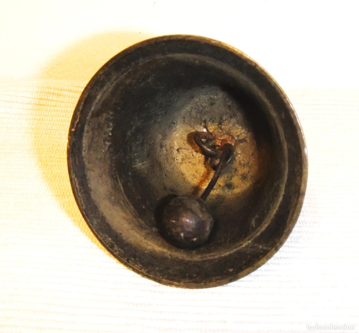 Antig&uuml;edades: PEQUE&Ntilde;A CAMPANA DE BRONCE CON EL N&ordm; 2 DE AVIGNON - Foto 2