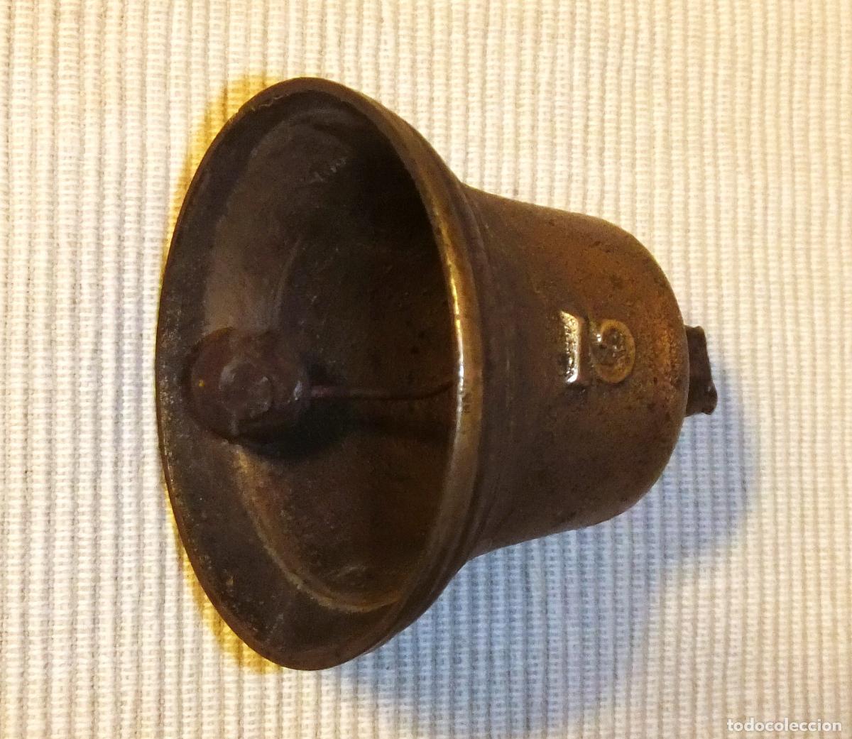 Antig&uuml;edades: PEQUE&Ntilde;A CAMPANA DE BRONCE CON EL N&ordm; 2 DE AVIGNON - Foto 5