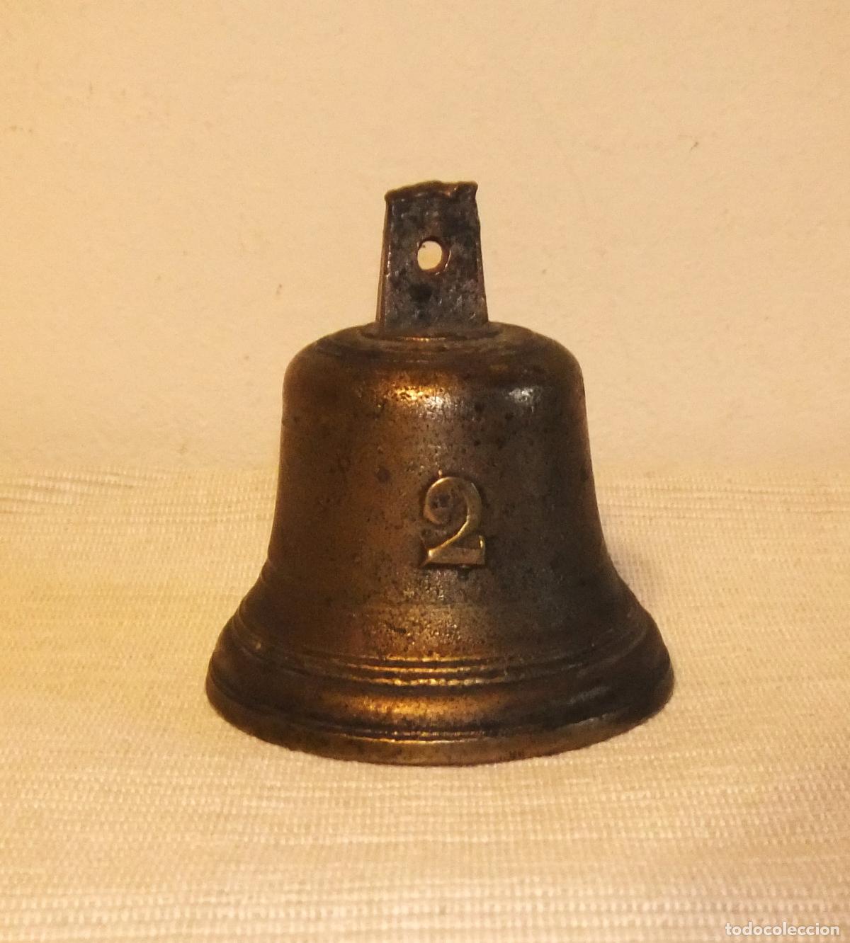 Antig&uuml;edades: PEQUE&Ntilde;A CAMPANA DE BRONCE CON EL N&ordm; 2 DE AVIGNON - Foto 1