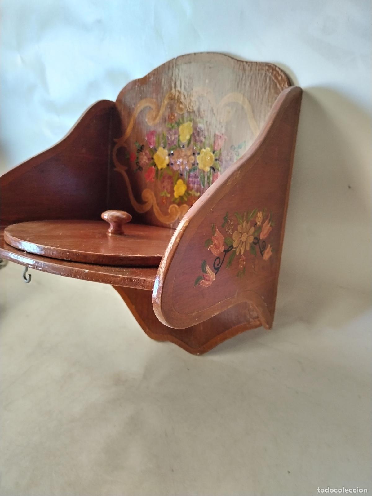 Antig&uuml;edades: repisa de madera pintada a mano - Foto 1