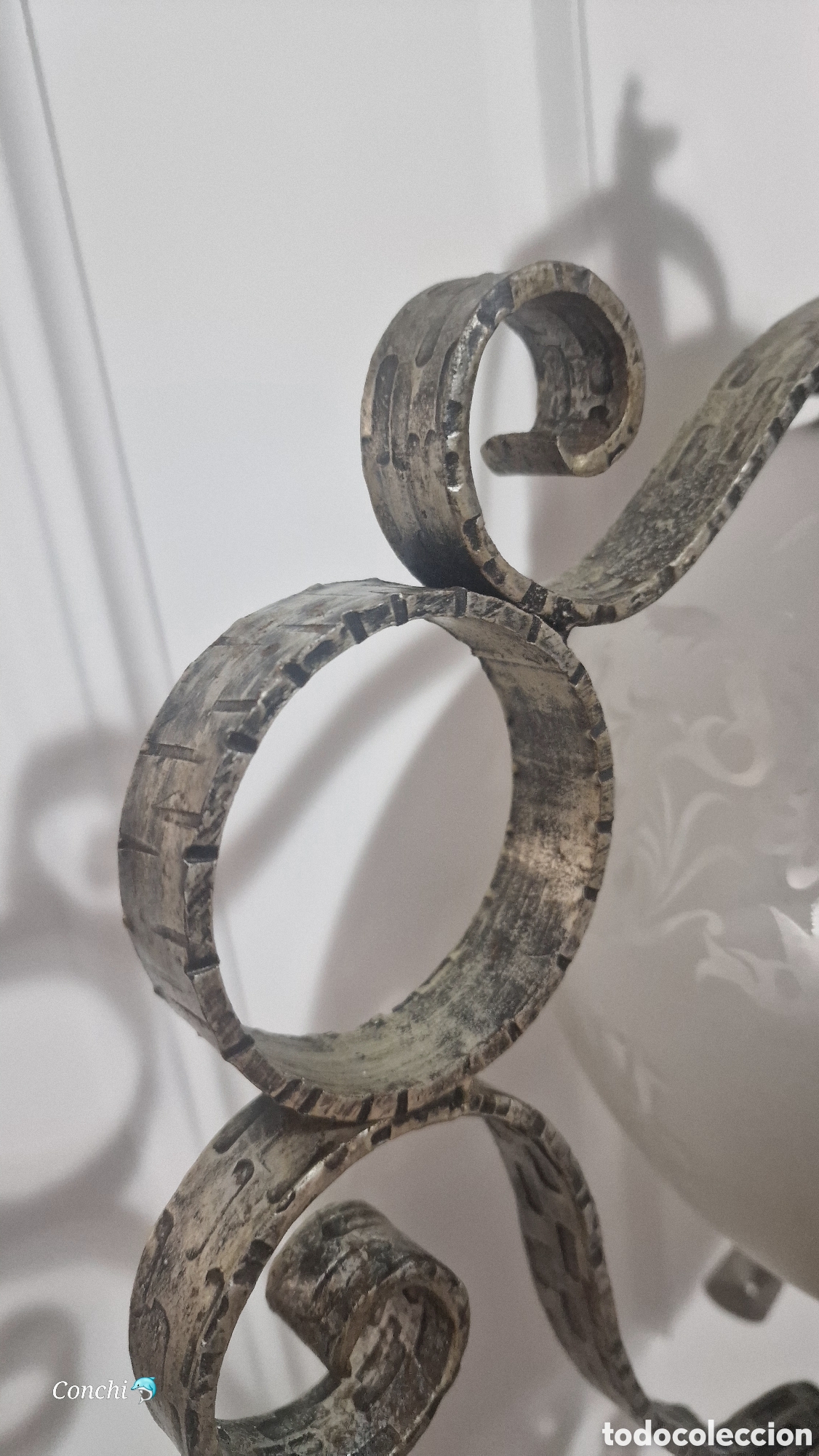 Antig&uuml;edades: 2 l&aacute;mparas de forja decorada con globo de cristal - Foto 3