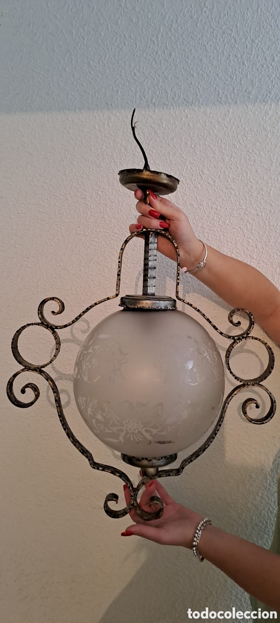 Antig&uuml;edades: 2 l&aacute;mparas de forja decorada con globo de cristal - Foto 5