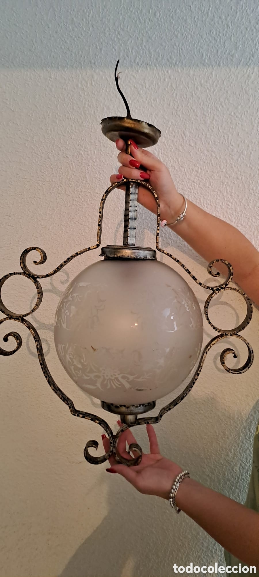 Antig&uuml;edades: 2 l&aacute;mparas de forja decorada con globo de cristal - Foto 1