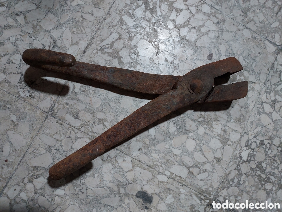 Antig&uuml;edades: Tenazas muy antigua y robusta a - Foto 2