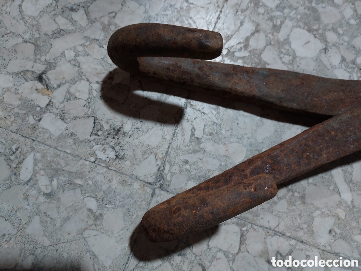 Antig&uuml;edades: Tenazas muy antigua y robusta a - Foto 4