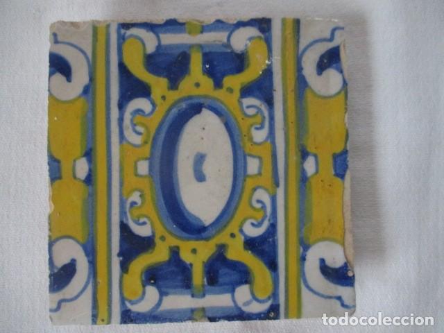 Antig&uuml;edades: Azulejo de Talavera del siglo XVI (3) - Foto 1
