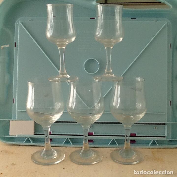 Antig&uuml;edades: LOTE DE CINCO COPAS DE LICOR.. - Foto 1