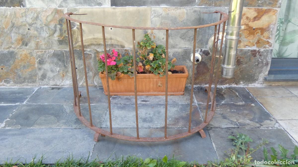 Antig&uuml;edades: ANTIGUO BALCON REJA O ALCORQUE DE HIERRO PARA LA PROTECCION DE ARBOLES A&Ntilde;O 1900