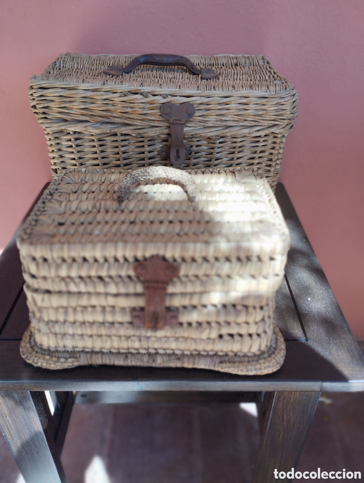Antig&uuml;edades: Dos cestas de picnic, de mimbre, antiguas - Foto 2