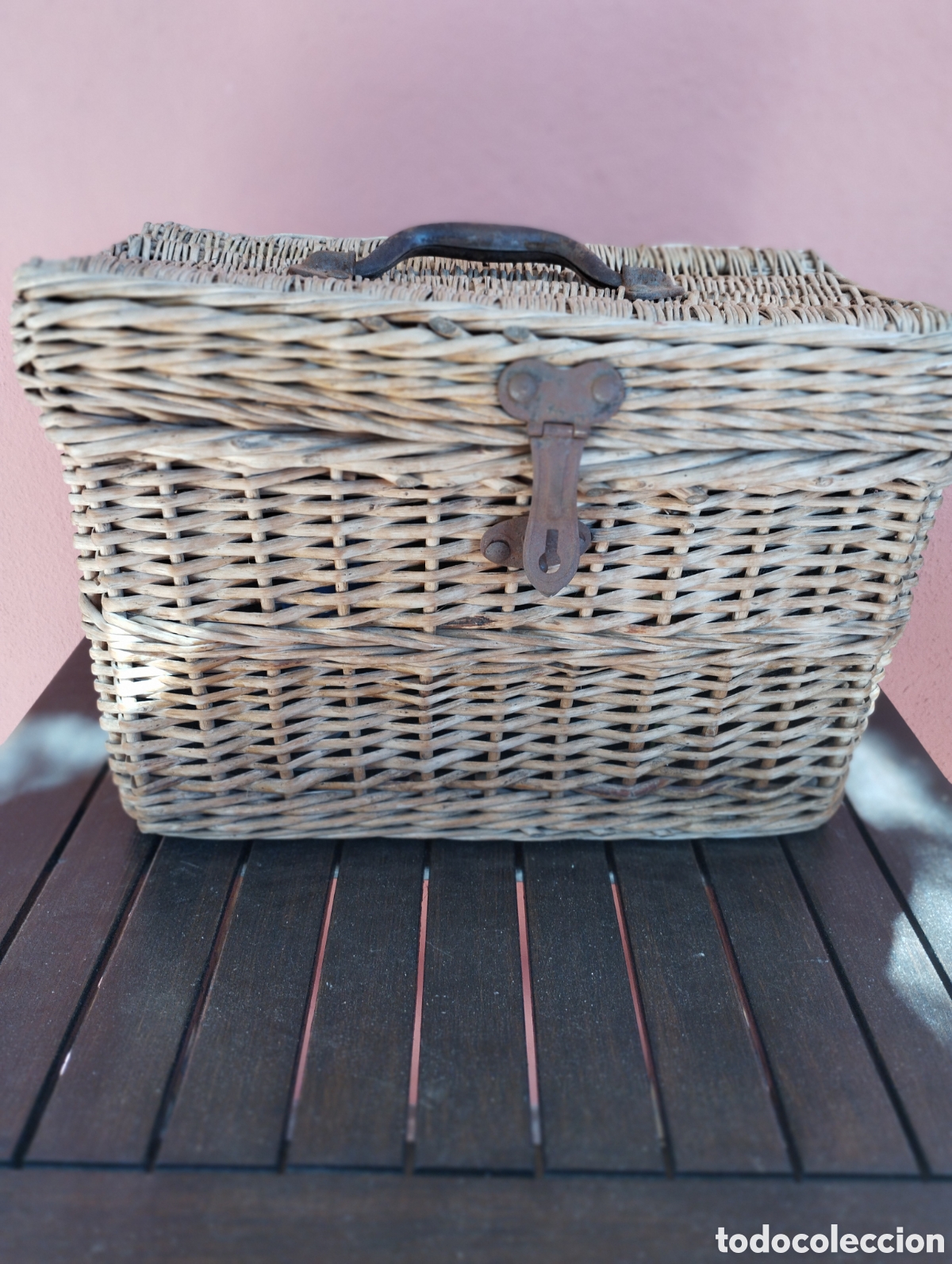 Antig&uuml;edades: Dos cestas de picnic, de mimbre, antiguas - Foto 4