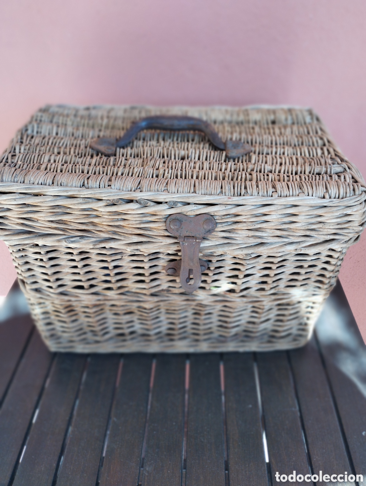 Antig&uuml;edades: Dos cestas de picnic, de mimbre, antiguas - Foto 5