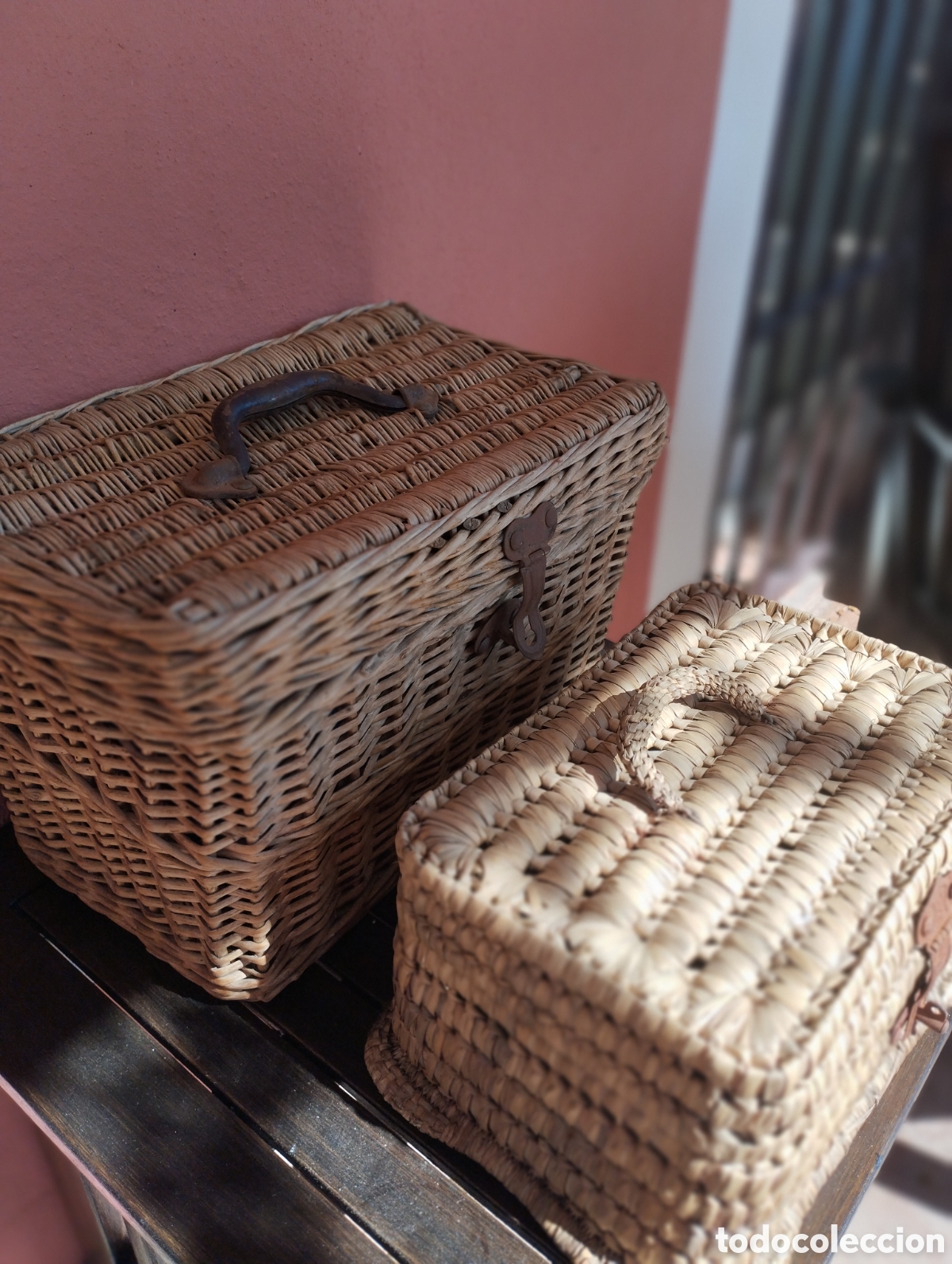Antig&uuml;edades: Dos cestas de picnic, de mimbre, antiguas - Foto 1