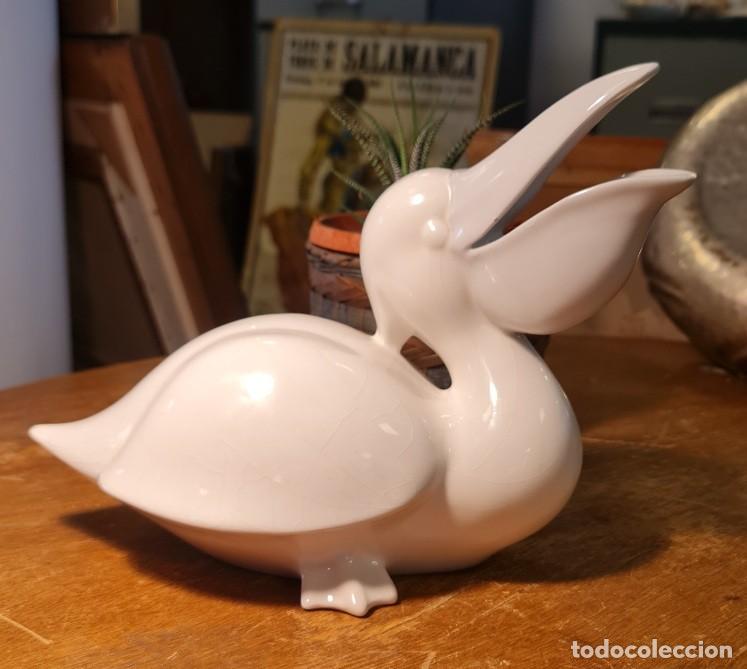 Antiques: Pelicano de loza de Ceramher