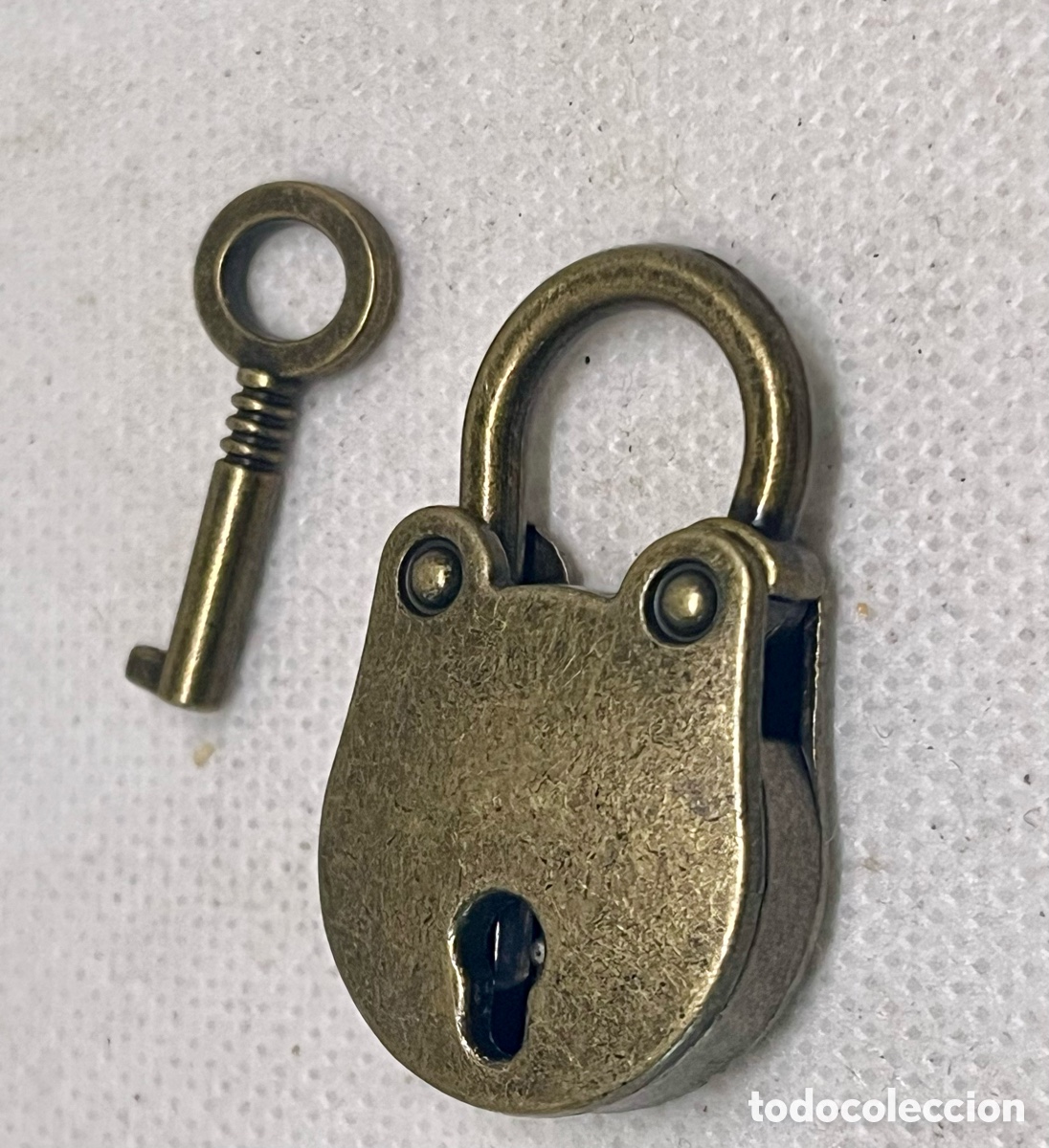 Antig&uuml;edades: CANDADO DE BRONCE CON LLAVE - Foto 1