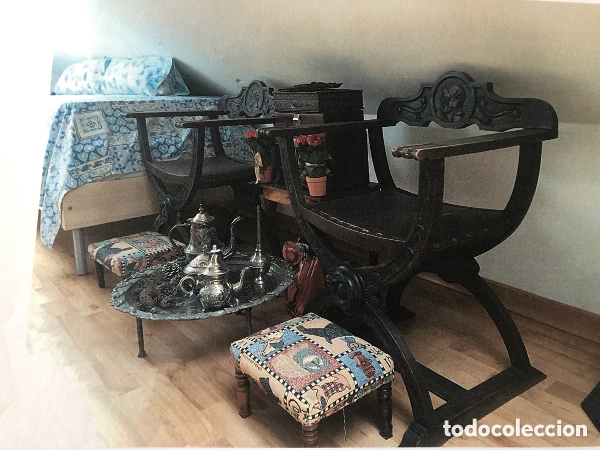 Antiguidades: Conjunto de arc&oacute;n y 2 fraileros de madera con relieves estilo espa&ntilde;ol. A&ntilde;os 50