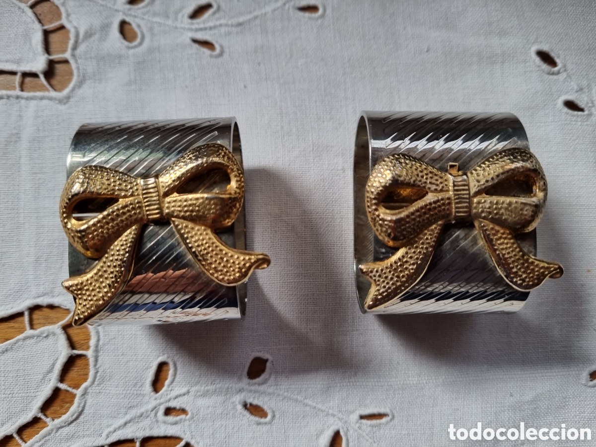 Antig&uuml;edades: Argollas servilletas. A&ntilde;os 80. Metal plateado brillante y lazo dorado. Muy bonitas.