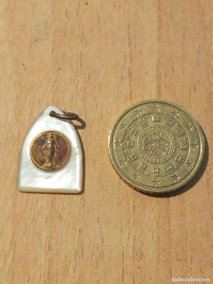 Antig&uuml;edades: Medalla inmaculada Concepci&oacute;n En metal y base de nacar - Foto 1
