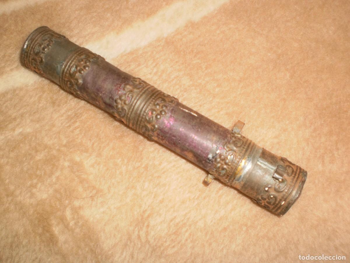 Antig&uuml;edades: cilindro porta documentos de metal. 23 cm longitud, 4 cm di&aacute;metro, 107 gr (buen estado)