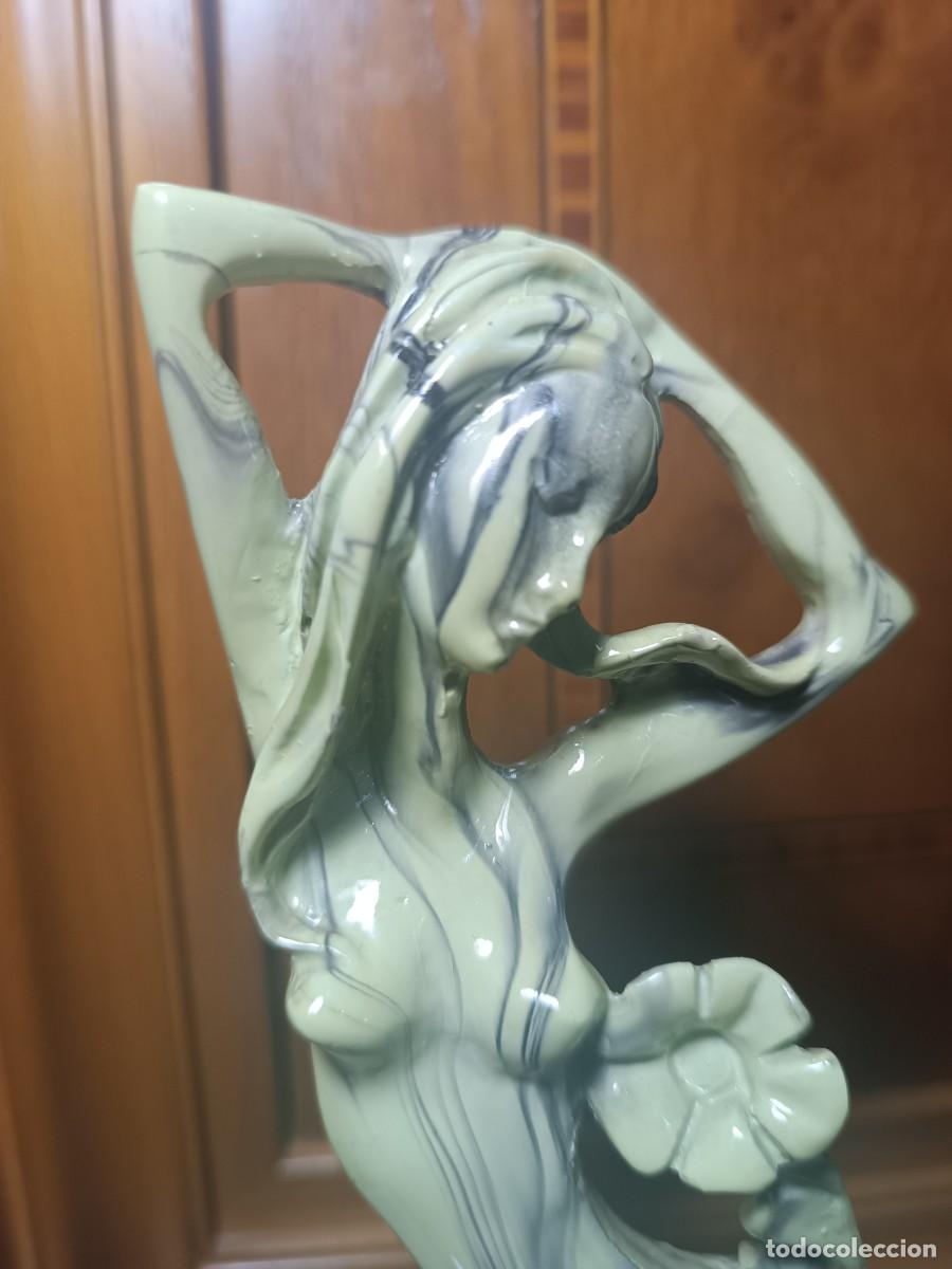 Antig&uuml;edades: Figura dama verde, con base. - Foto 5