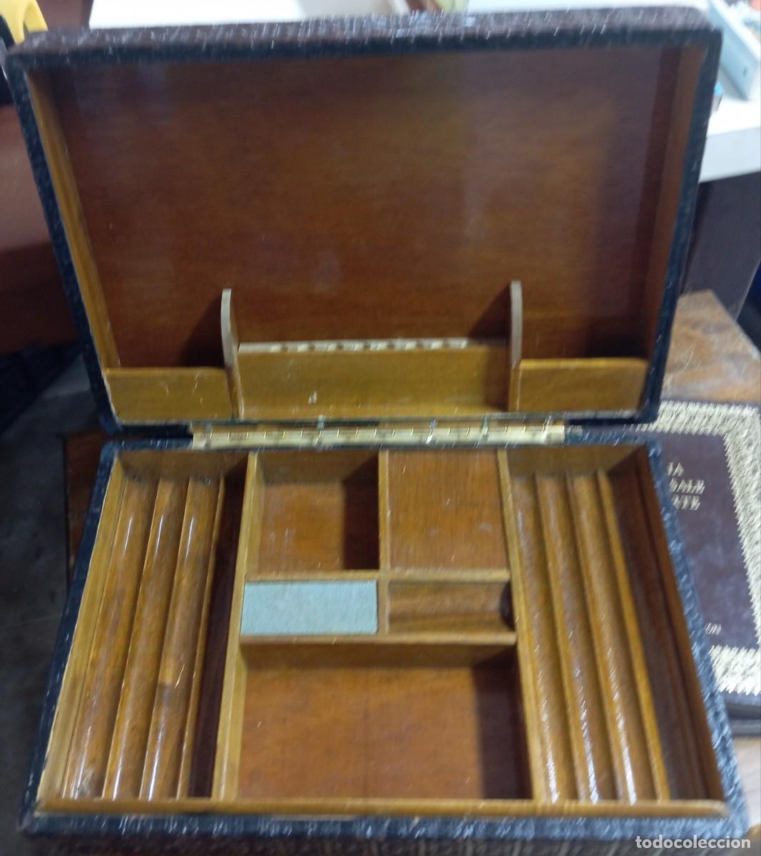 Antig&uuml;edades: TABAQUERA DE MADERA REPUJADA EN PIEL - Foto 2