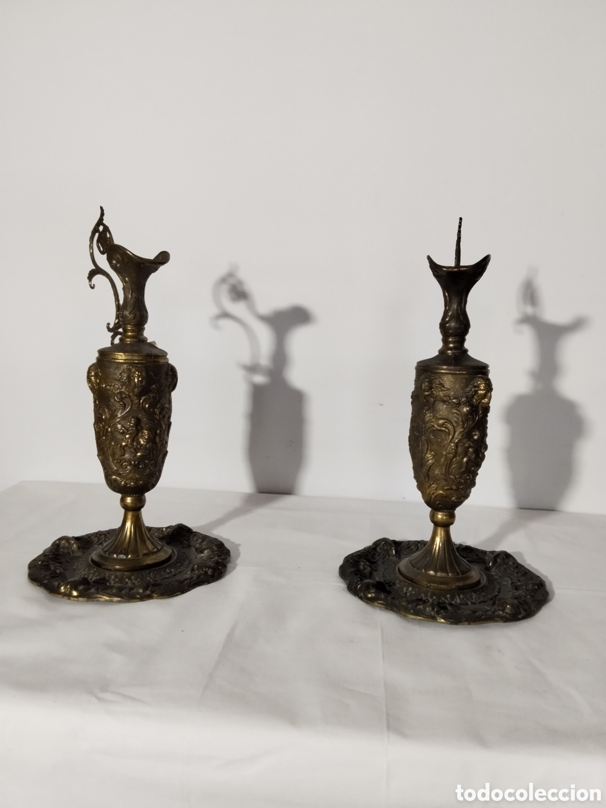 Antig&uuml;edades: Jarras de lat&oacute;n, pareja - Foto 1