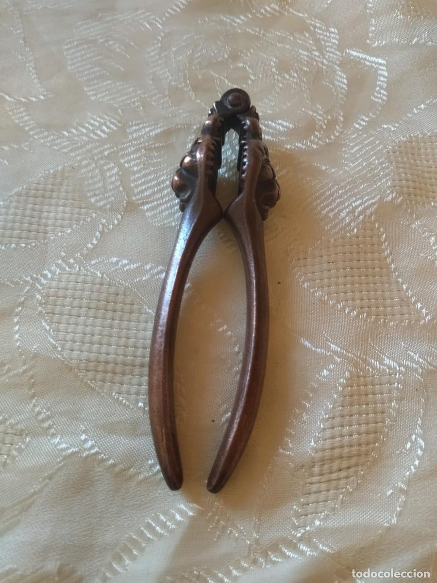 Antig&uuml;edades: Antiguo casca nueces de Bronce, cabezas de le&oacute;n. - Foto 1