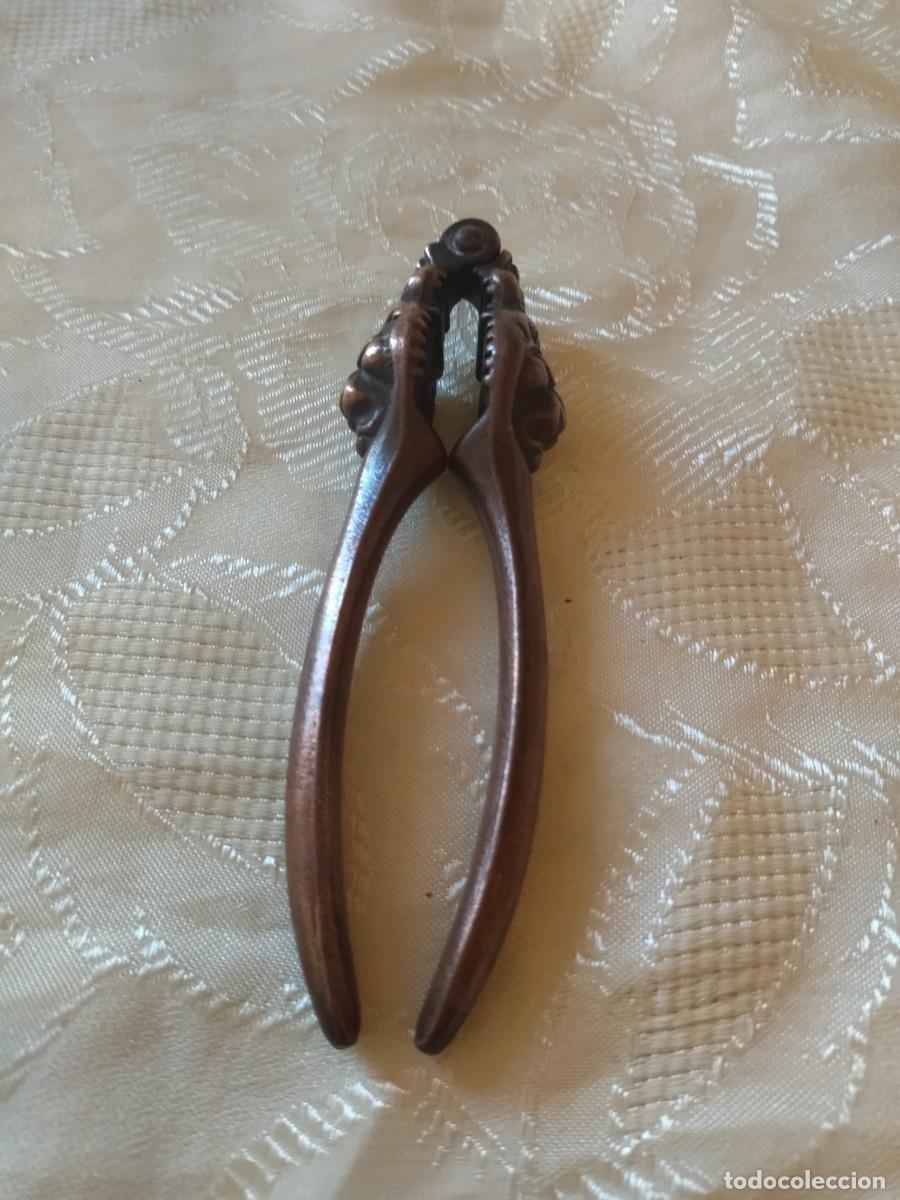 Antig&uuml;edades: Antiguo casca nueces de Bronce, cabezas de le&oacute;n. - Foto 2