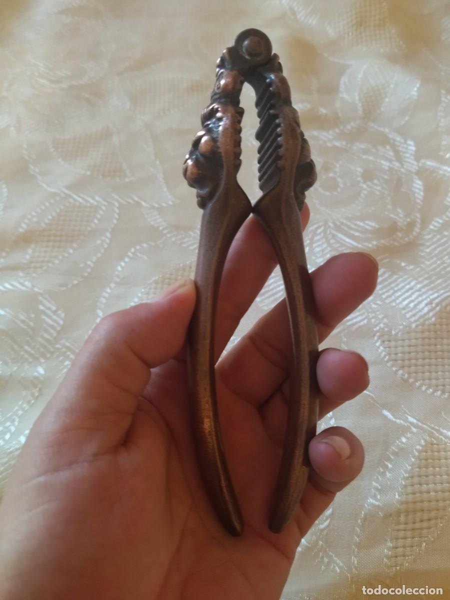 Antig&uuml;edades: Antiguo casca nueces de Bronce, cabezas de le&oacute;n. - Foto 7