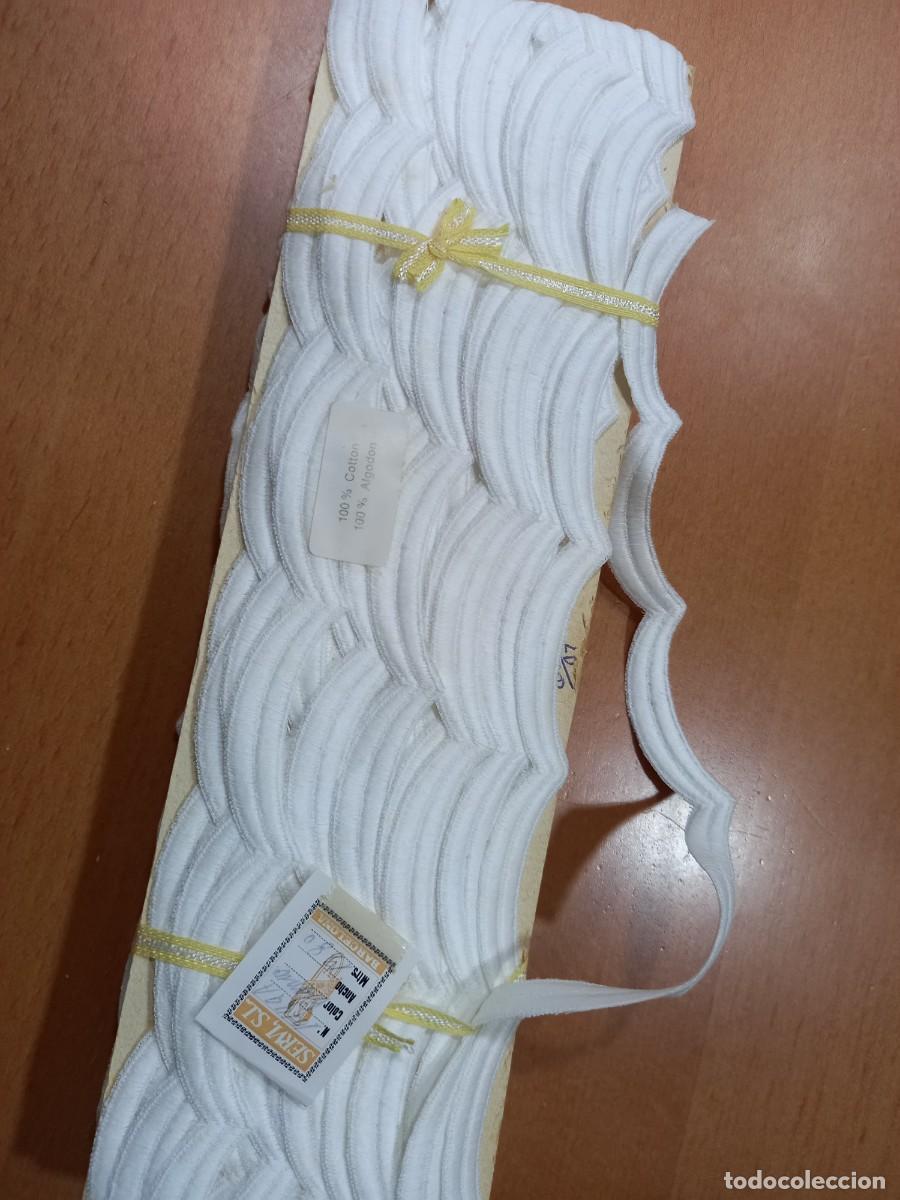 Antig&uuml;edades: Puntilla de bordado blanco con ondas - Foto 1