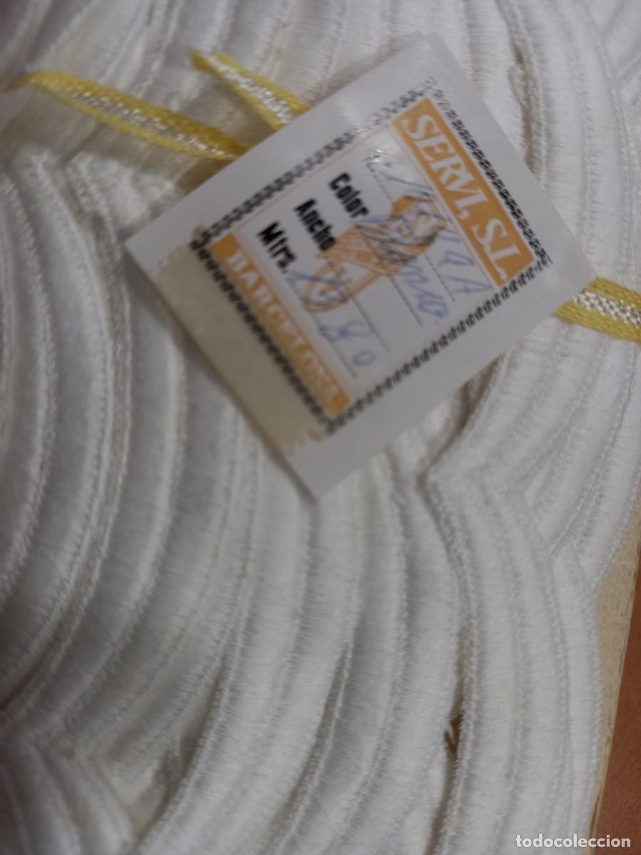 Antig&uuml;edades: Puntilla de bordado blanco con ondas - Foto 2