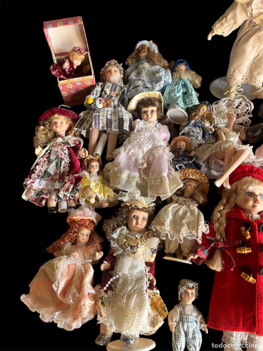 Antig&uuml;edades: LOTE DE 65 MU&Ntilde;ECAS DE PORCELANA. - Foto 2