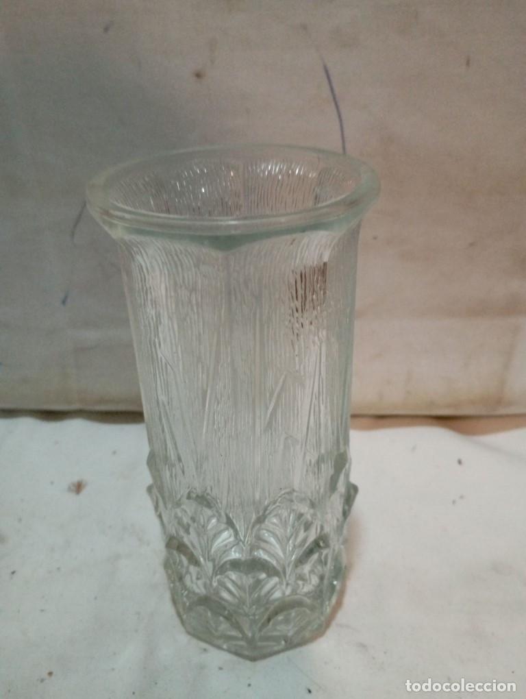 Antig&uuml;edades: jarron de cristal con relibes - Foto 1