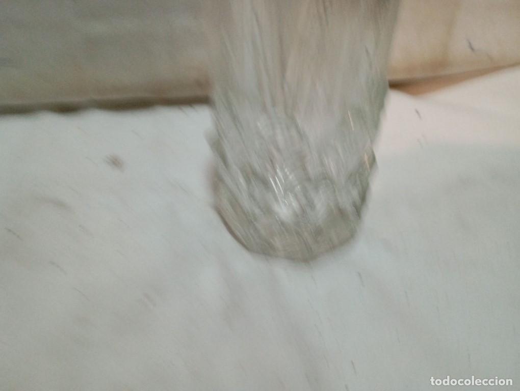 Antig&uuml;edades: jarron de cristal con relibes - Foto 2