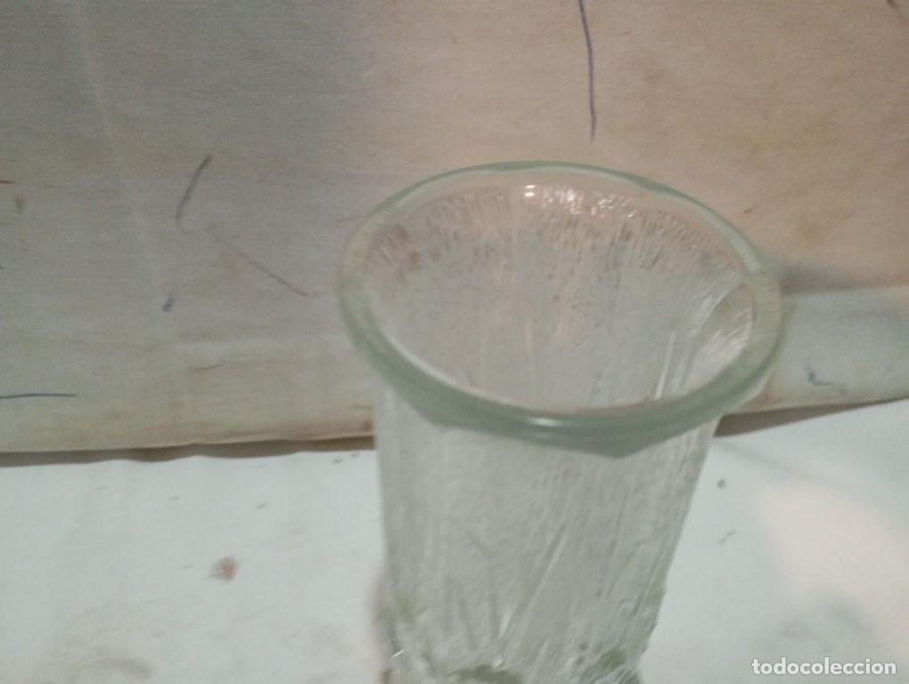 Antig&uuml;edades: jarron de cristal con relibes - Foto 3