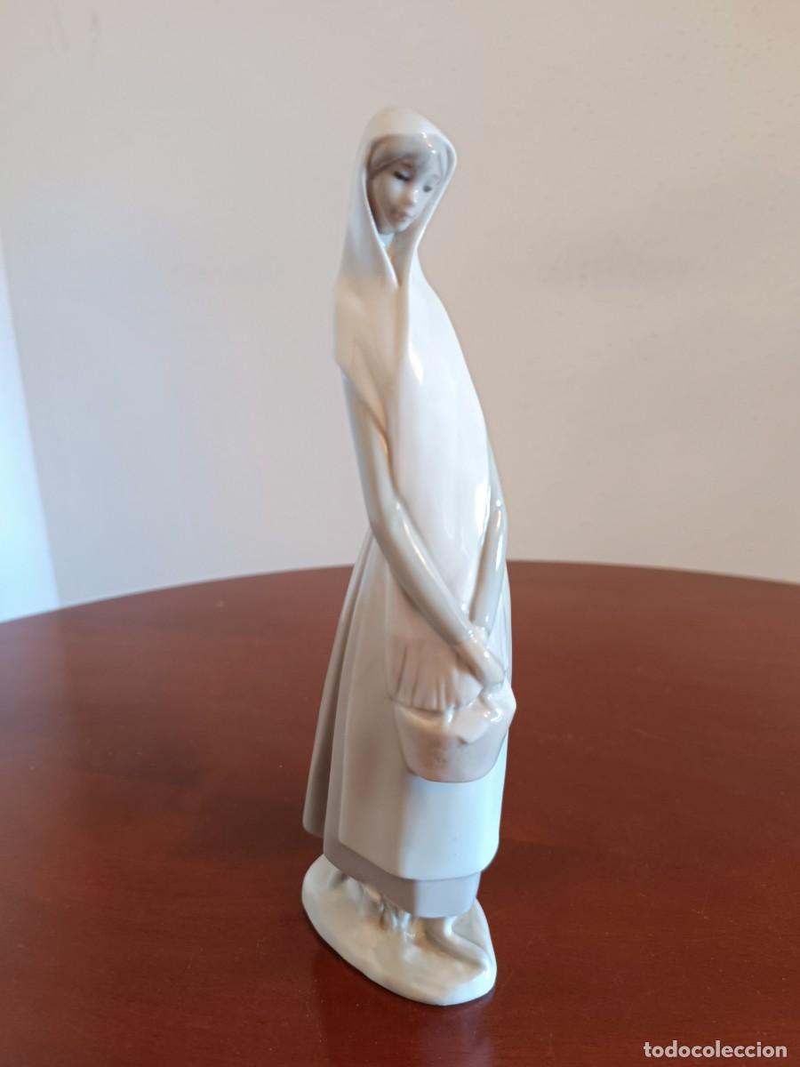 Antig&uuml;edades: CHICA CON CESTA - PORCELANA - Foto 1