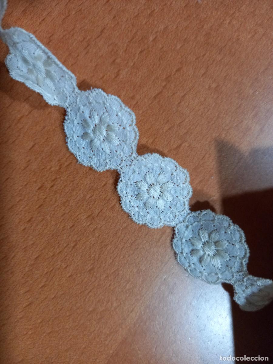 Antig&uuml;edades: Entred&oacute;s de algod&oacute;n bordado crudo - Foto 1